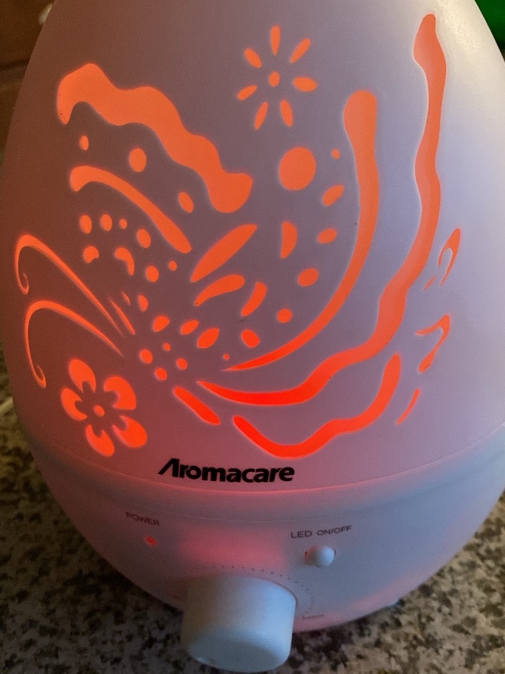 White Aromacare Humidifier/Diffuser with LED light - Picture 6 of 10